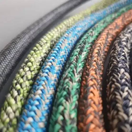 Cabos de colores para maniobra de velero